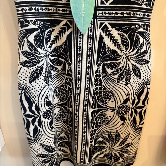 Monochrome Mini - Picture 2 of 3